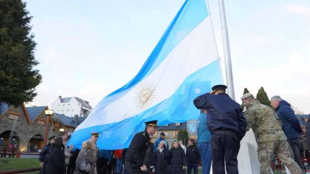 El acto se realizó durante la mañana en la plaza principal. Fotos: Municipalidad de Bariloche