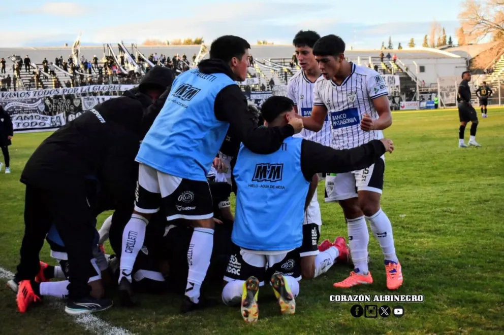 Todo Cipolletti festeja el gol de Almirón. Foto: Corazón Albinegro.