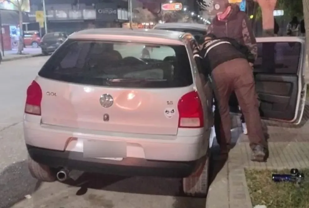 Vehículo en el que viajaban los jóvenes con el cargador. 