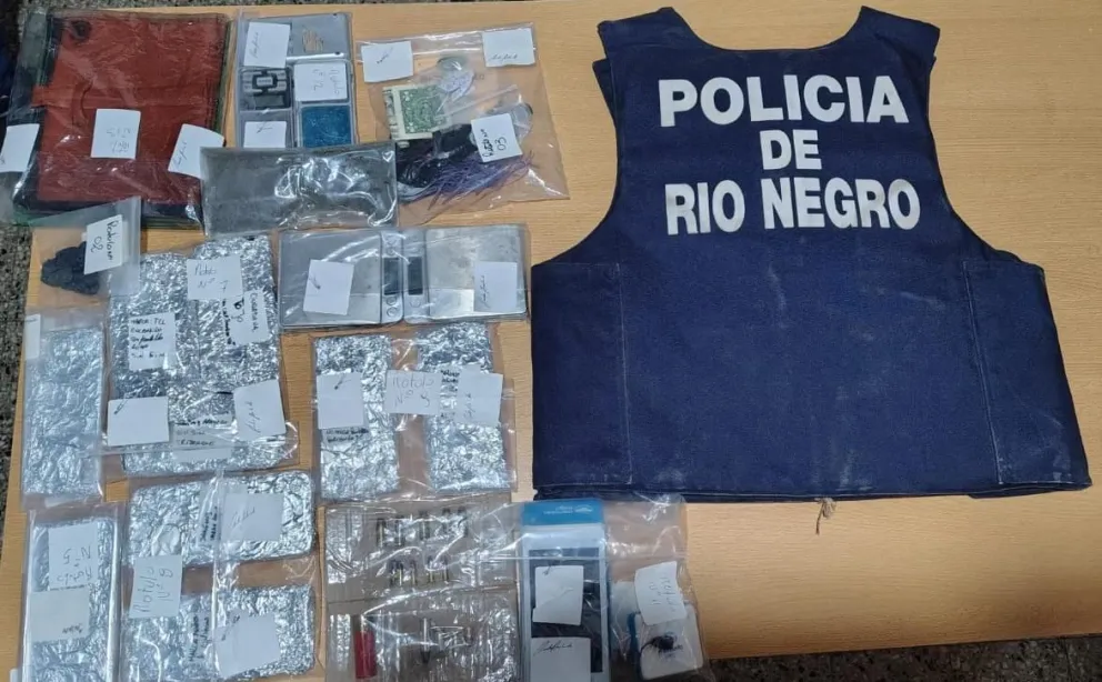 El allanamiento se realizó en una vivienda del barrio Vuriloche I. Fotos: Policía de Río Negro.