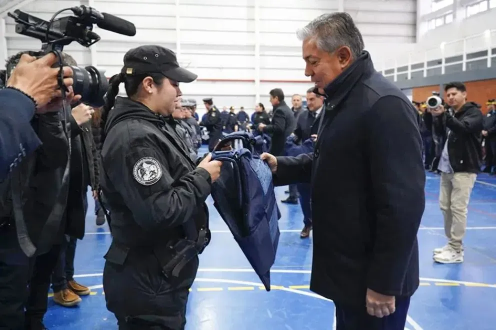 El gobernador realizó la entrega de nuevo equipamiento.