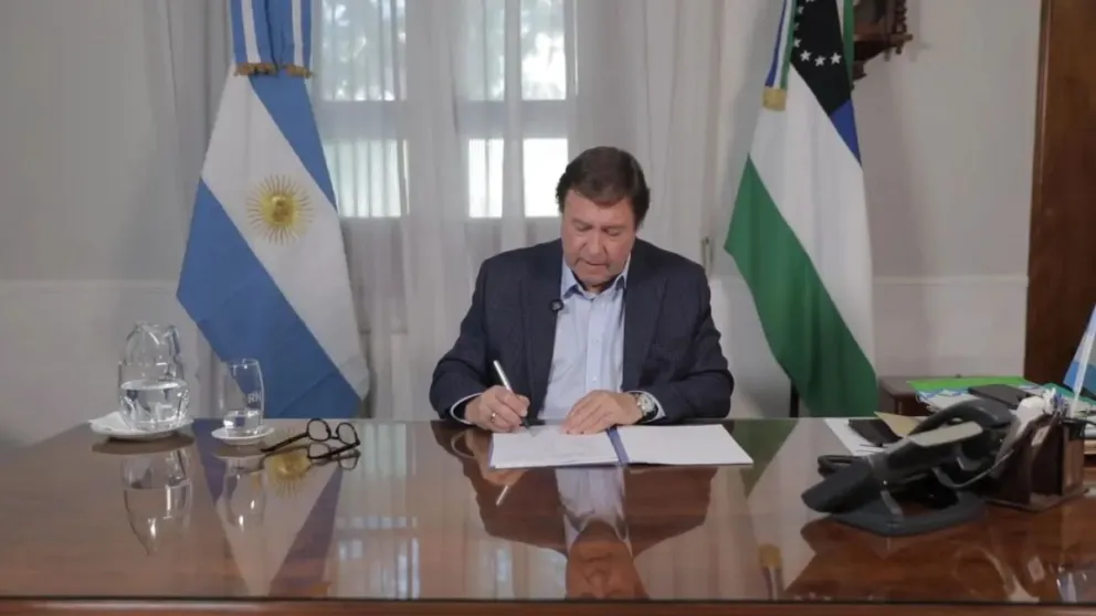 Weretilneck firmó el decreto de promulgación de la ley. Foto gentileza 