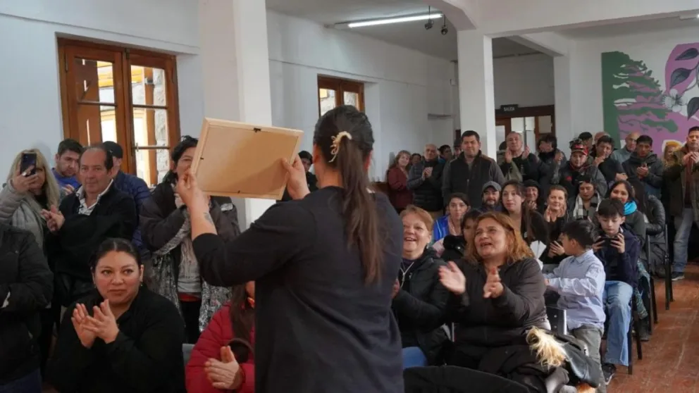 El momento de la firma se vivió con gran alegría entre los presentes. Foto gentileza. 