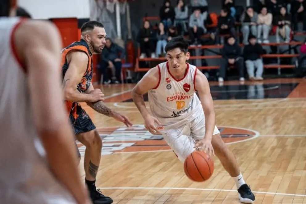 Emilio Santana con la pelota. Su juego es clave para Centro Español. Foto: gentileza.