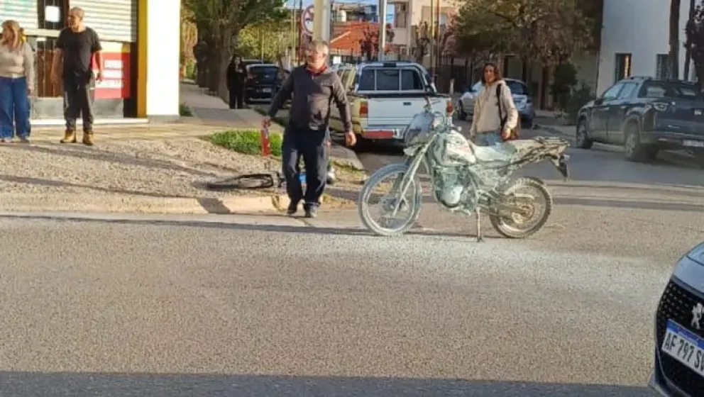 La moto se incendió al chocar contra un vehículo estacionado.