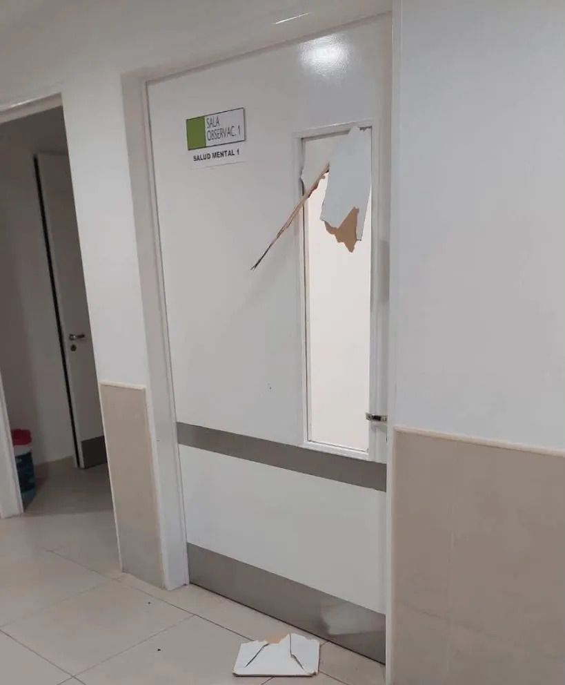 La imagen muestra la violencia del golpe y la destrucción de la puerta. Foto gentileza 