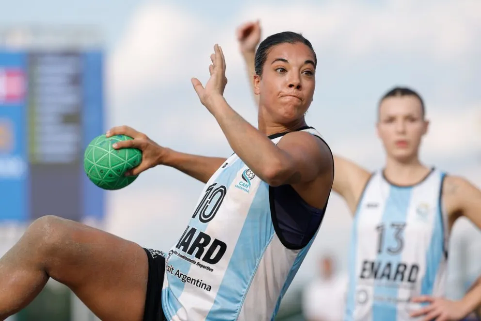 El seleccionado femenino volvió a ganar y este sábado irá por el pase a semifinales. Foto: CAH.