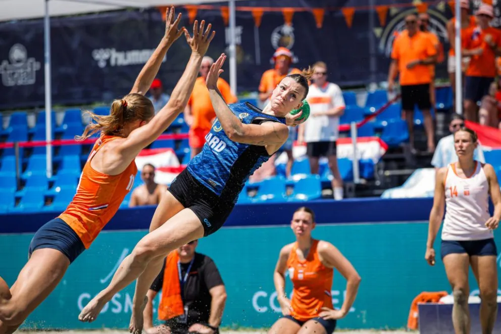 Las chicas están otra vez en la final del Mundial. La neuquina Bonomi es clave. Fotos: CAH.