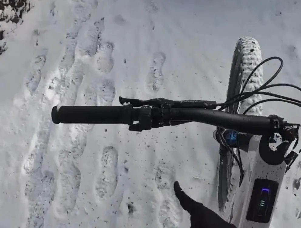 Cepi fue el primero en bajar el sendero en bicicleta tras la nevada pero habia rastros de pisadas. Foto captura video. 