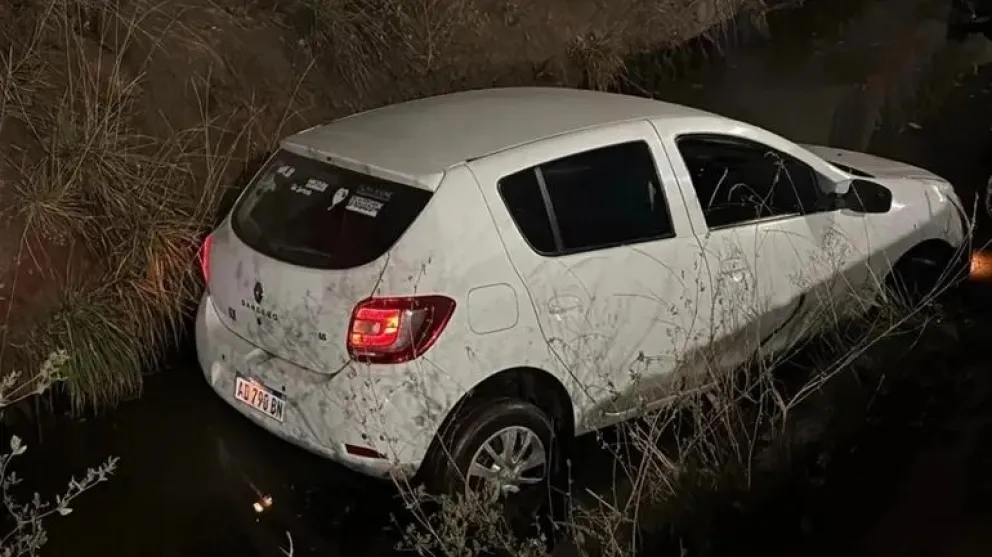 El auto terminó en el canal en Circunvalación y Esmeralda. Foto: Gentileza.
