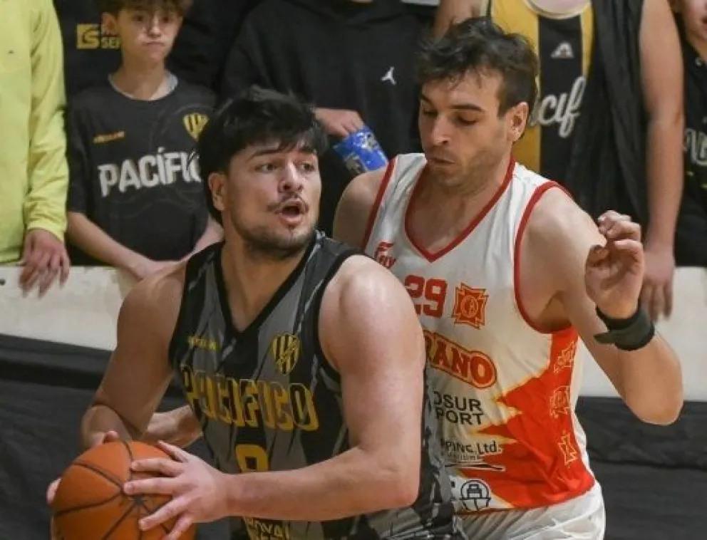 David Véliz con la pelota. El interno fue clave en el triunfo de Pacífico. Foto: Liga Federal de básquet.