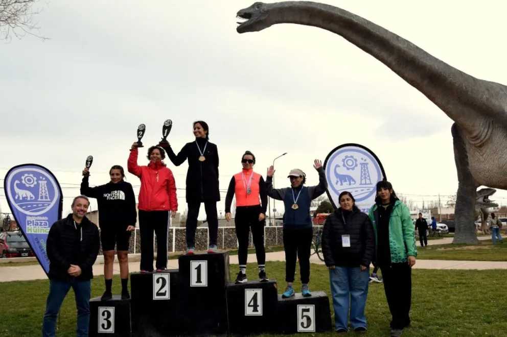 El podio de damas en 50 kilómetros con la roquense Analia Molina festejando su triunfo. Fotos: gentileza.