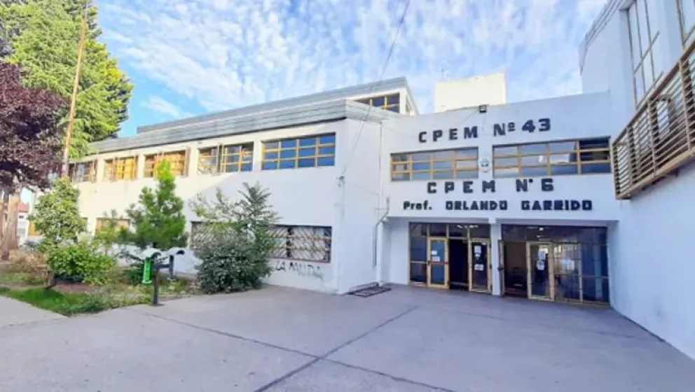El adolescente fue herido dentro del aula.