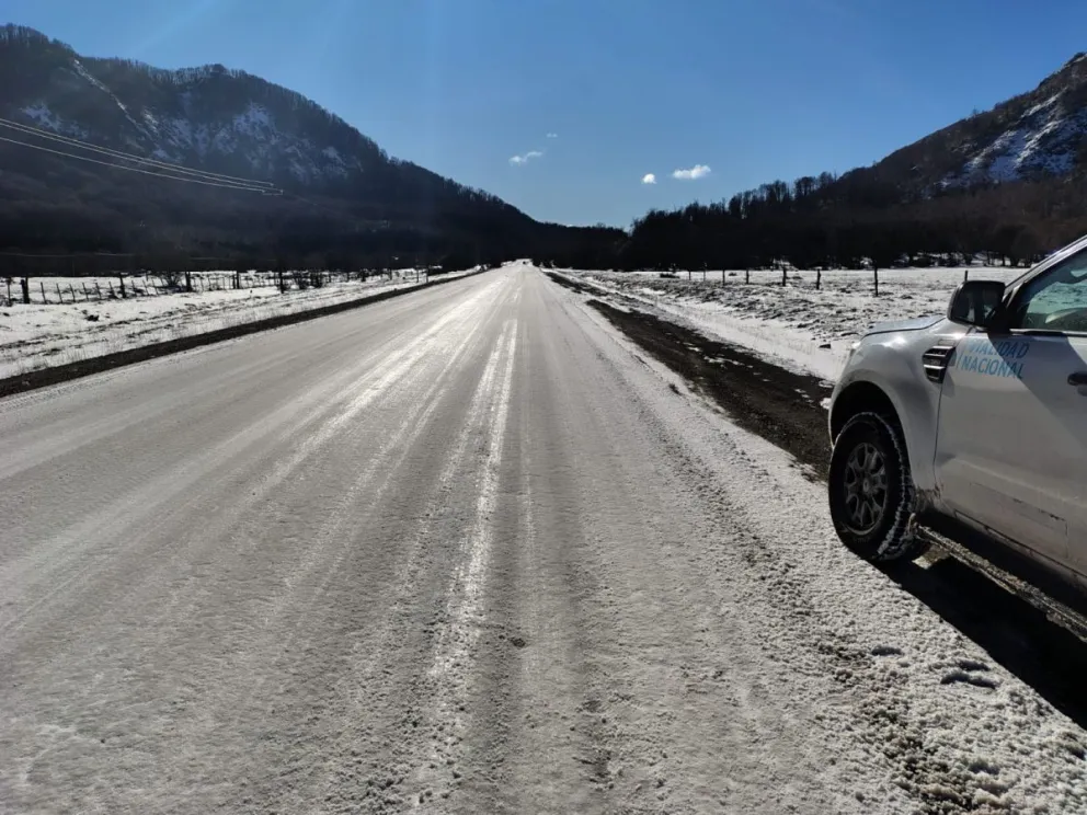 RN 40 - Siete Lagos: Las Taguas complicada durante todo el día por la presencia de hielo. Foto gentileza. 