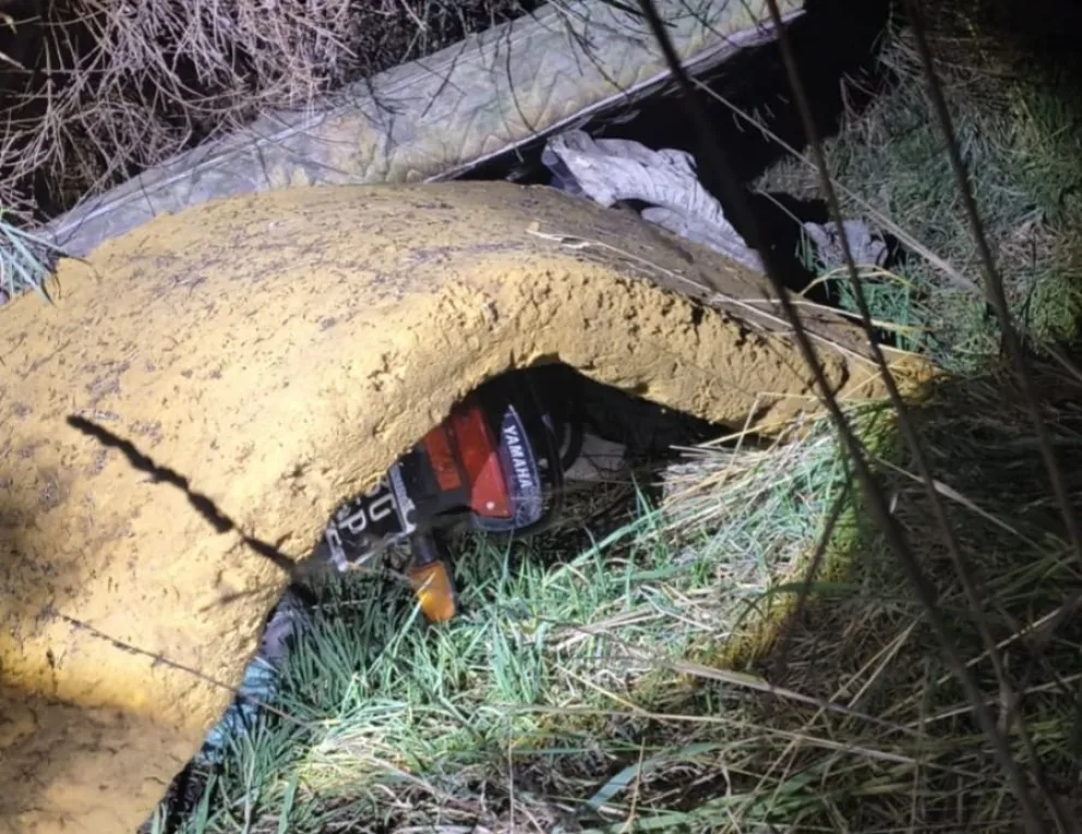 La moto fue encontrada oculta en un descampado. Foto gentileza. 