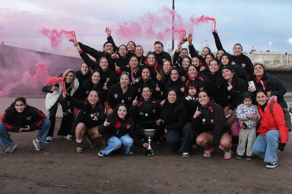 El festejo de las "Rojas". Sexto título en fila para Independiente de Neuquén. Fotos: prensa club Independiente de Neuquén.