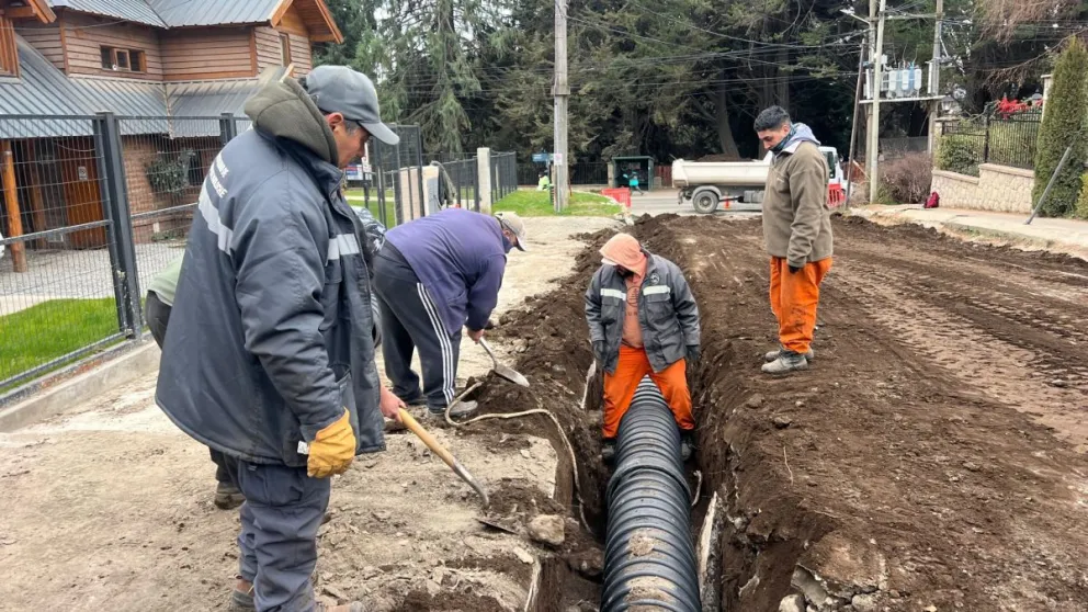 En total, se colocaron 18 metros de cañería y se construyeron dos cámaras de inspección.