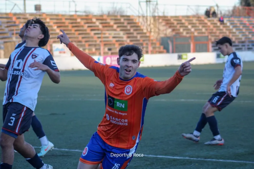 Santiago Pérez festeja el parcial 3-0 para el "naranja". Foto: prensa Deportivo Roca.