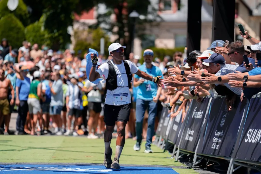 "Saga", camino a la meta, feliz y con la bandera argentina. Fue el mejor triunfo de su carrera. Foto: gentileza.