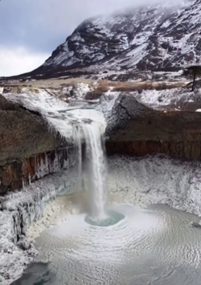 El Salto del Agrio regaló una de las postales mas hermosas del invierno neuquino.