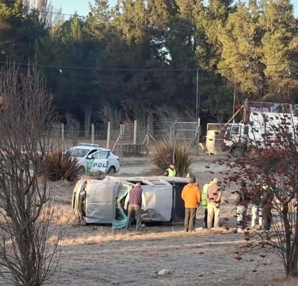 El conductor de la camioneta fue trasladado al hospital para recibir asistencia médica, sin daños graves. 