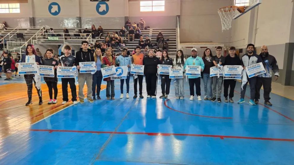 Las y los becados junto a la intendenta de Roca, María Emilia Soria. Foto: gentileza.