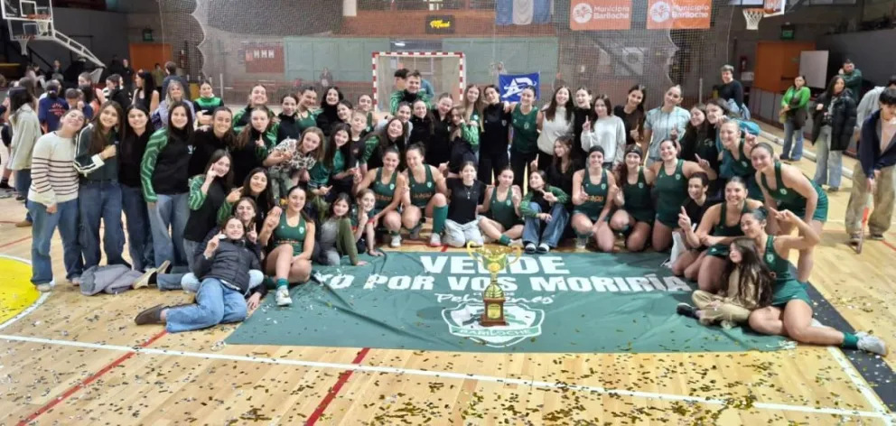 Alegría "verde": Pehuenes, campeón de la máxima categoria del hockey local. Foto gentileza. 
