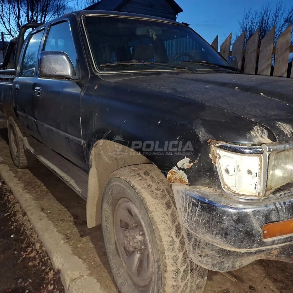 Los efectivos lograron el secuestro de una camioneta Toyota Hilux que habría sido utilizada para cometer los delitos. Foto: Policía de Nuequén.