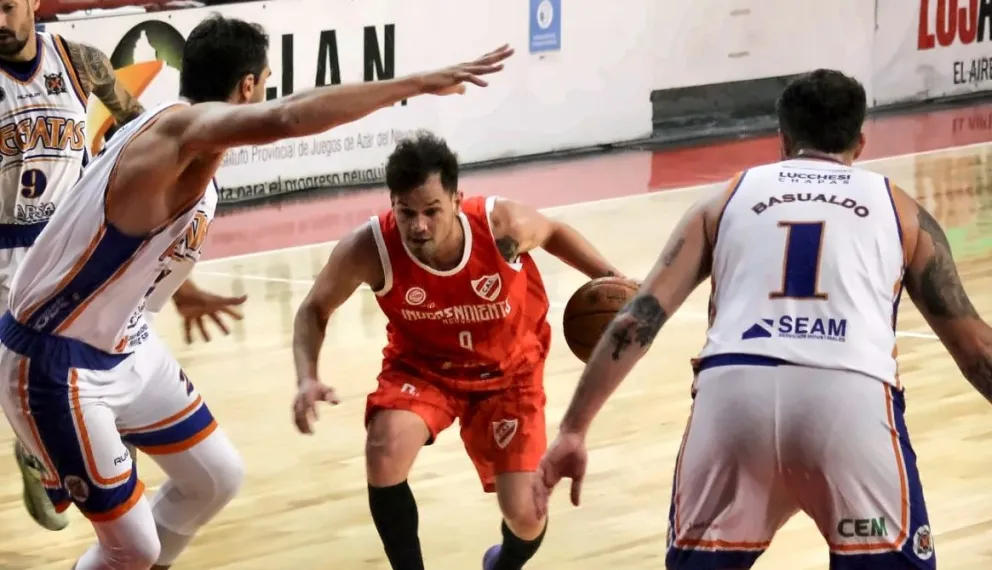 David Oviedo con la pelota. El base fue el mejor del "Rojo", pero no alcanzó. Foto: Liga Federal de básquet.