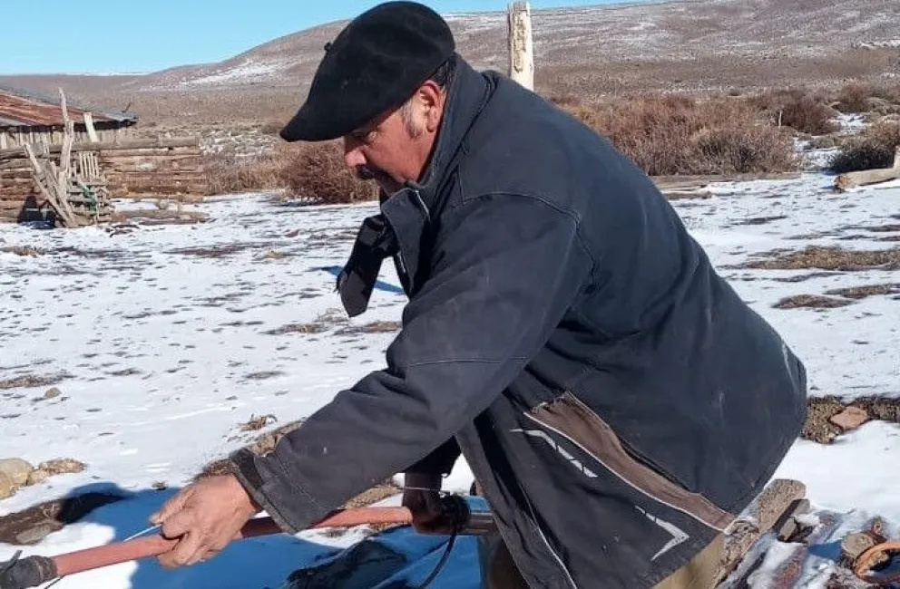 En invierno, las bajas temperaturas congelan vertientes y aguadas y el acceso al agua se vuelve más complejo. Foto: Gobierno de Río Negro. 