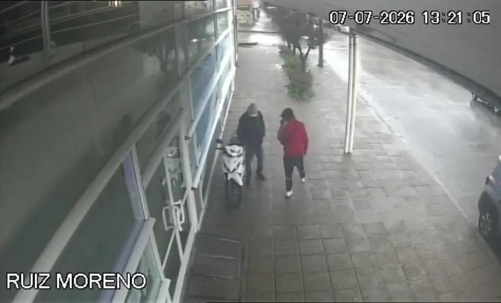 Toda la secuencia quedó registrada en las cámaras de seguridad de Pizzuti. Foto: captura video. 