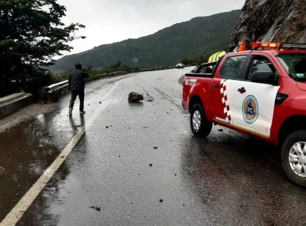 Trabajo de prevención en rutas neuquinas debido al fuerte temporal que afecta la región. Foto ILUSTRATIVA.