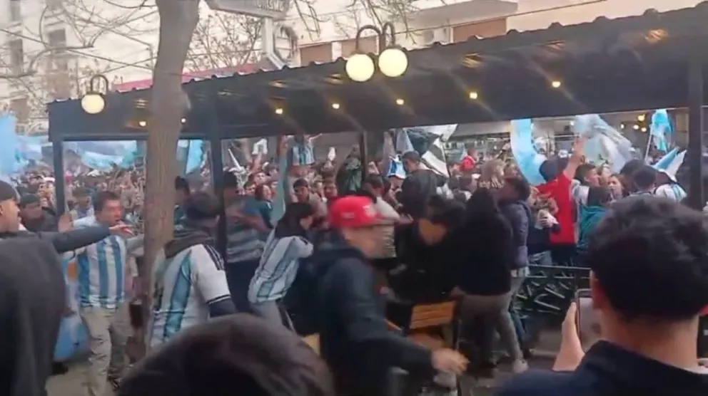 Episodio de extrema violencia durante los festejos por el triunfo de la Selección Argentina en Cipolletti.