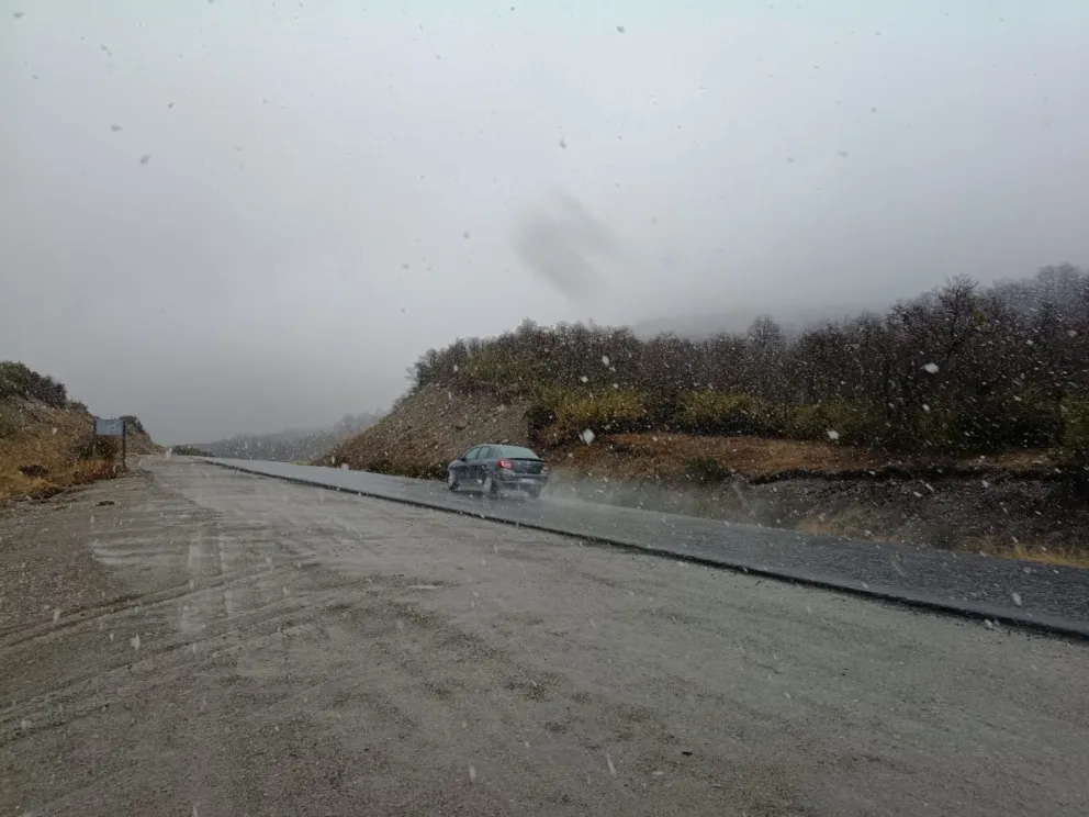 En el tramo más alto de RN40 entre Bariloche y El Bolsón comenzó a nevar. Foto gentileza VN