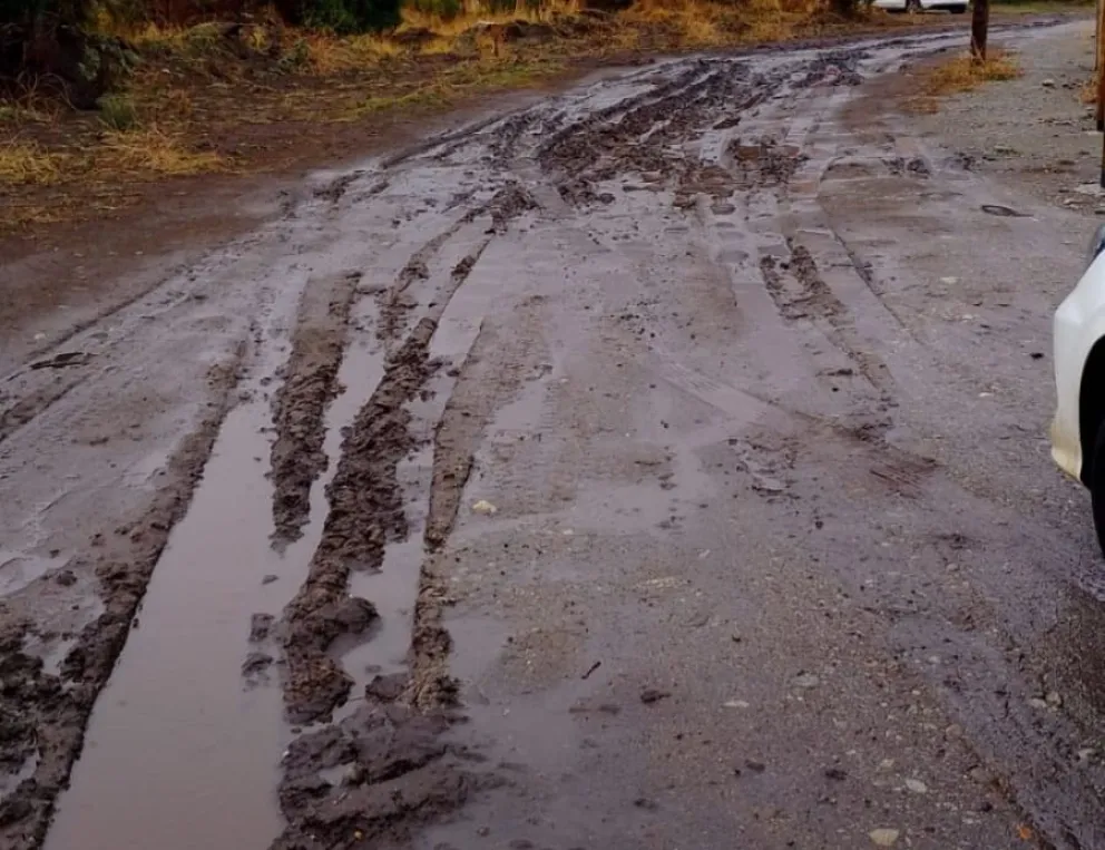 Las autoridades explicaron que por el momento no se puede ingresar maquinaria pesada porque rompería mas las calles. Foto gentileza 
