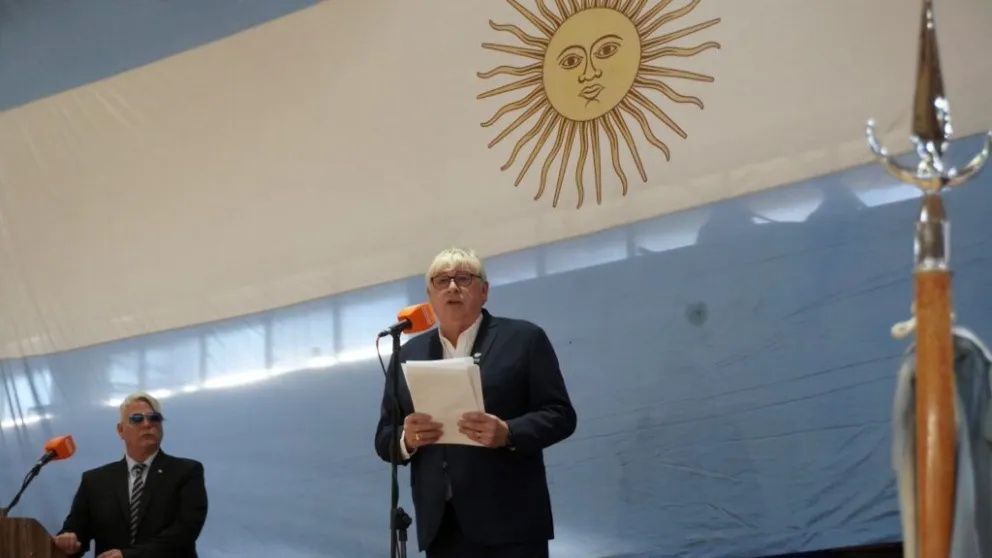 El intendente Cortés encabezó el acto del Dia de la Independencia. Fotos gentileza. 