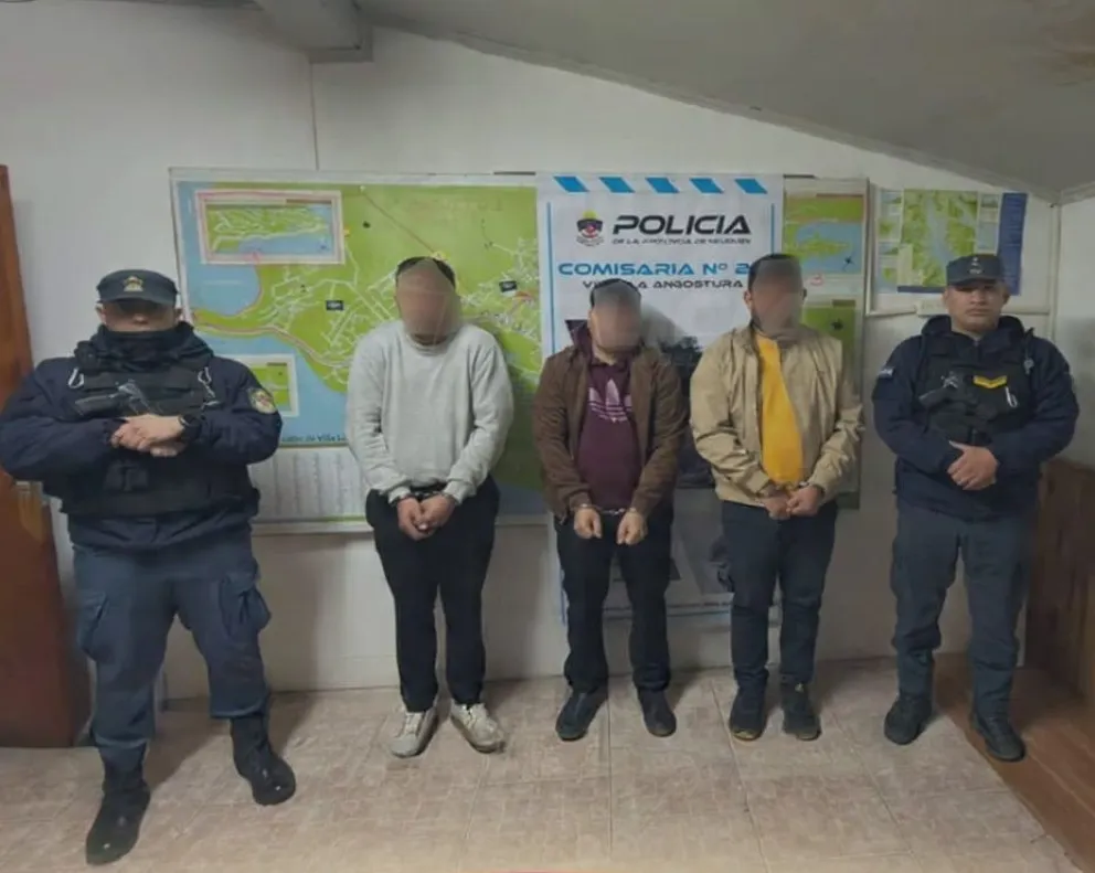 Se ordenó la requisa del automóvil con el objetivo de recolectar elementos de prueba. Foto: Policía de Neuquén.