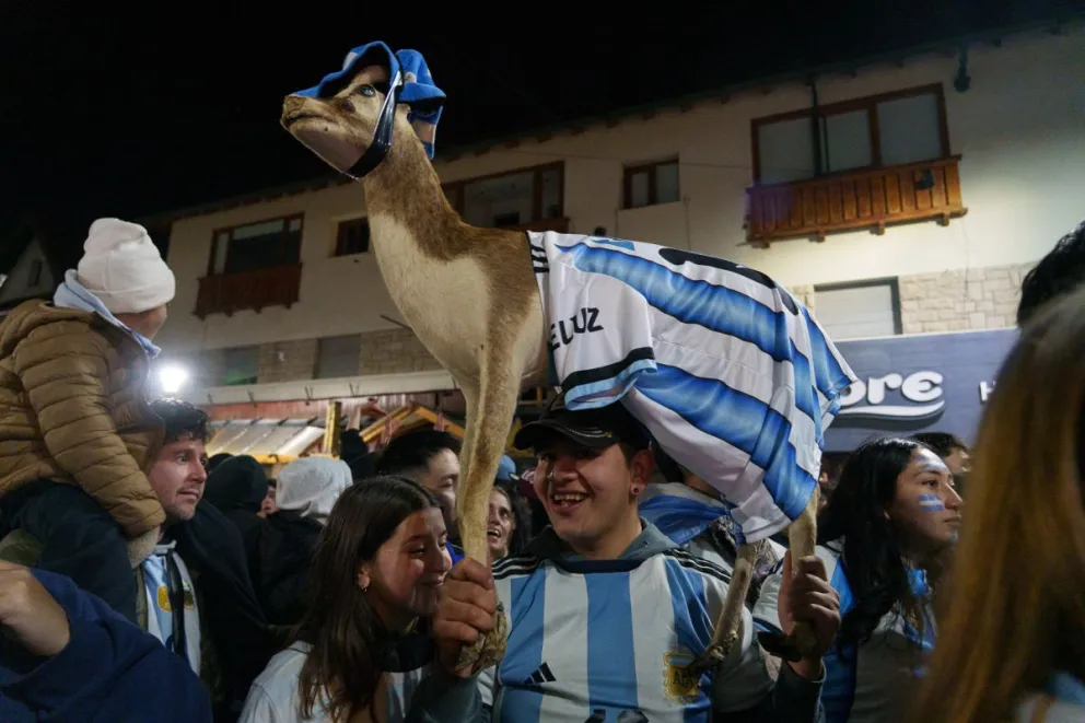 El festejo de Bariloche se hizo sentir en el Centro Cívico. Fotos: Marcelo Martínez.