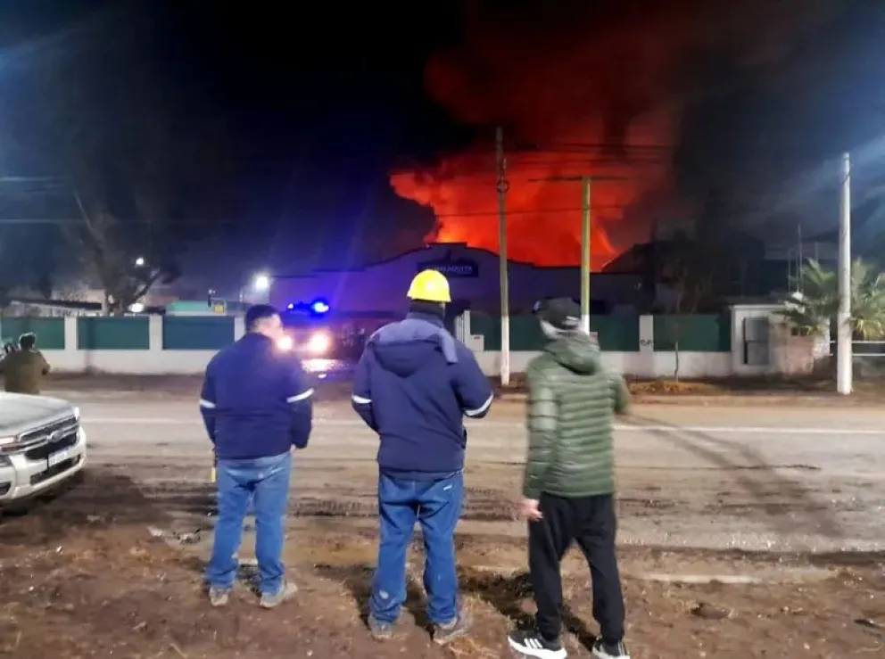 Se incendió el depósito de una empresa de reciclaje de Cipolletti. (Foto: Gentileza)