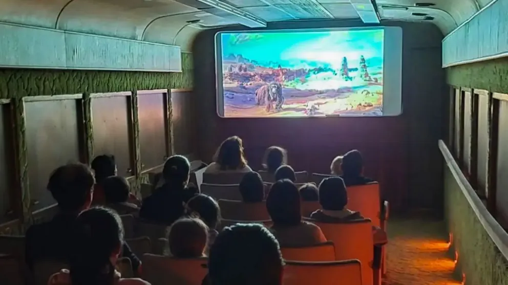 El servicio de cine está disponible para las personas que viajen entre Bariloche y Viedma. Foto: Gobierno de Río Negro.