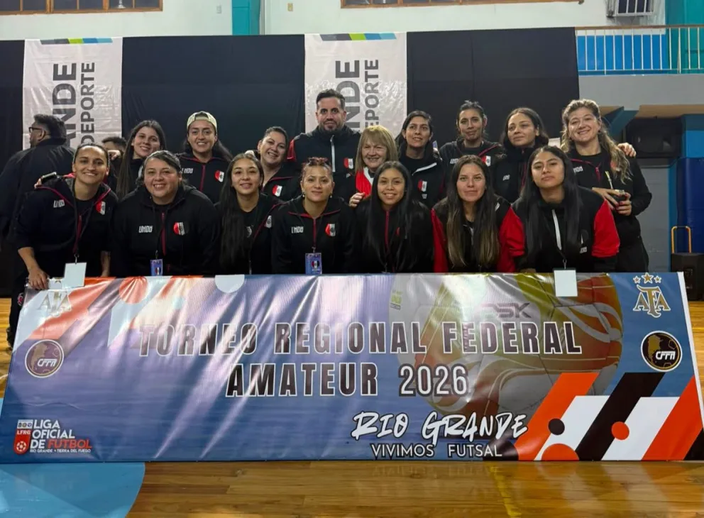 El plantel de Club Atlético Bariloche 16. Este martes fue turno del debut con derrota. Foto: gentileza.