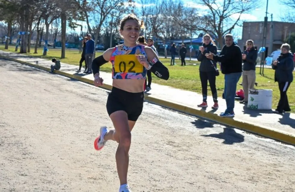 La riocoloradense Fernanda Lastra sumó un gran triunfo en Choele Choel. Fotos: gentileza.