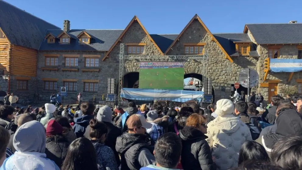  Desde las 14 horas se desarrollará la previa y, a partir de las 16, el choque entre Argentina e Inglaterra se proyectará en la pantalla gigante.