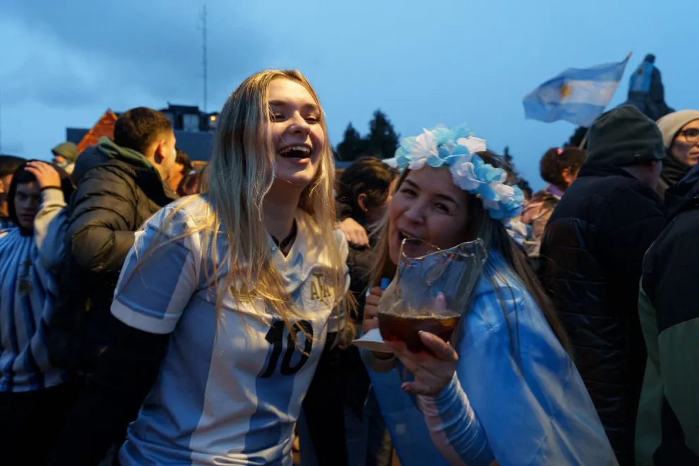 La victoria de Argentina se celebró con alegría, felicidad y emoción en el centro de la ciudad. Fotos: Marcelo Martínez.