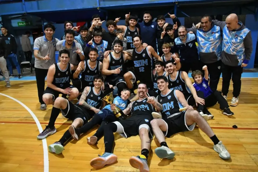 El plantel de Sol de Mayo festejando. El campeón ganó 18 juegos y perdió 1 solo. Foto: Plan B.