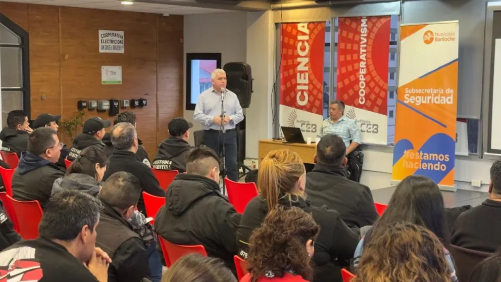 Los agentes también reciben instrucción en la gestión de emergencias, incluyendo el uso de extintores y planes de evacuación.