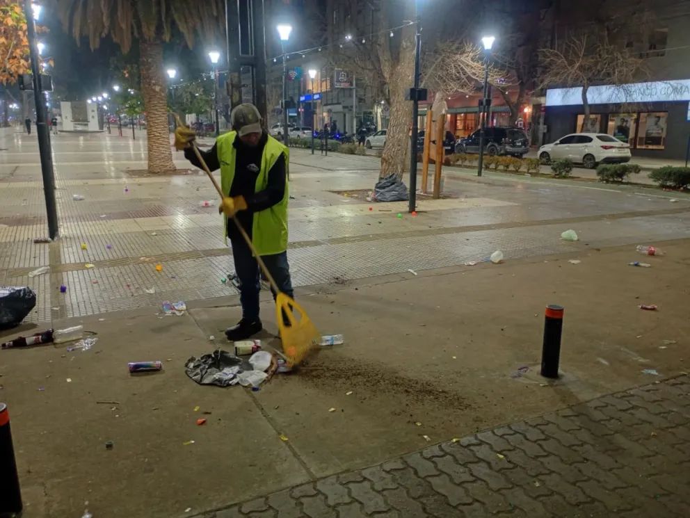 35 operarios estuvieron limpiando el monumento y otros espacios de la ciudad tras los festejos por la Selección Argentina.