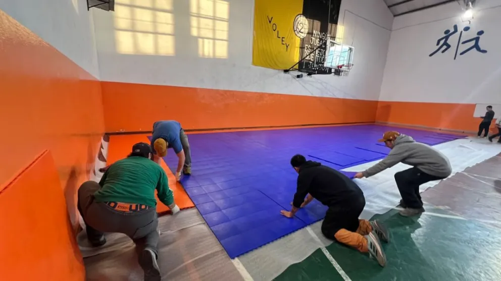 La nueva superficie permitirá mejorar sustancialmente las condiciones para la práctica de fútbol, básquet, handball, vóley y patín, entre otras disciplinas.