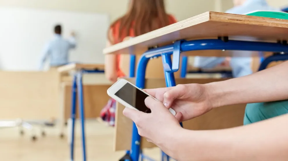 La medida busca disminuir el uso del telefono en clases. Foto ILUSTRATIVA