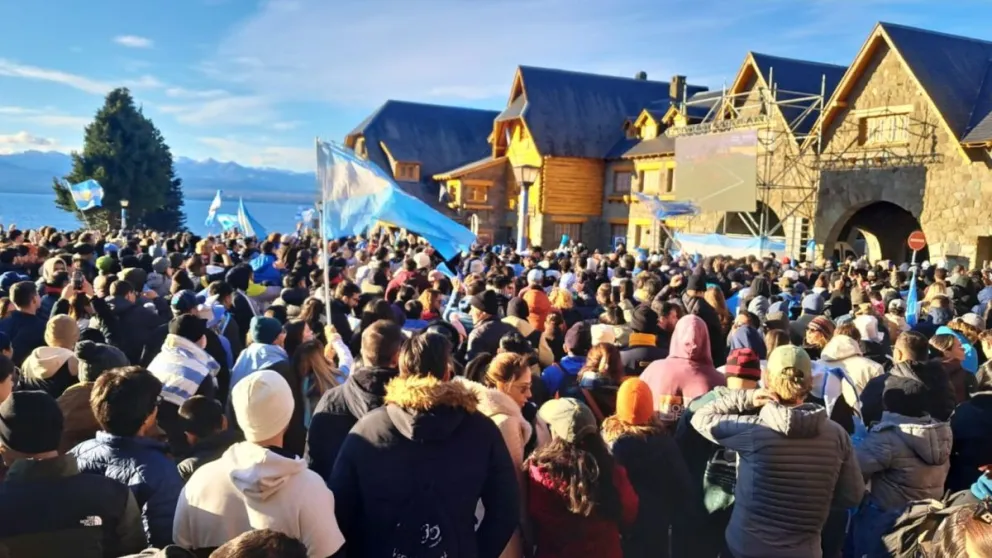 Pese a la tristeza por no obtener el bicampeonato, Bariloche acompañó hasta el final. Foto gentileza 
